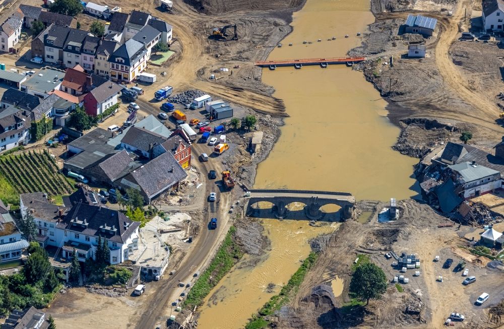 Luftaufnahme Rech - Hochwasserschäden der Flutkatastrophe entlang der Ahr in Rech im Bundesland Rheinland-Pfalz, Deutschland