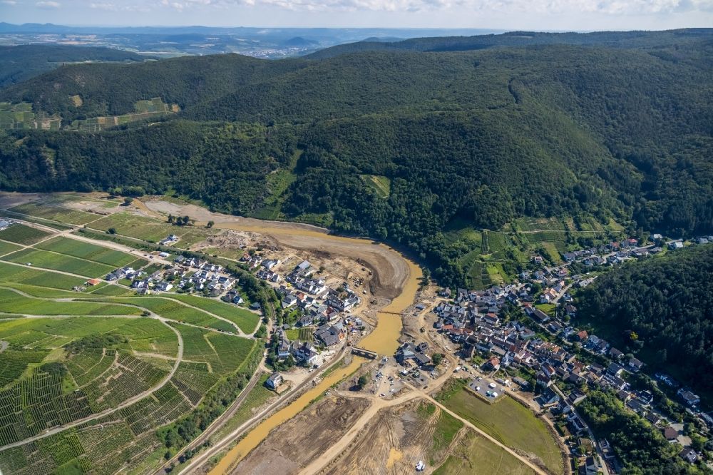 Rech aus der Vogelperspektive: Hochwasserschäden der Flutkatastrophe entlang der Ahr in Rech im Bundesland Rheinland-Pfalz, Deutschland