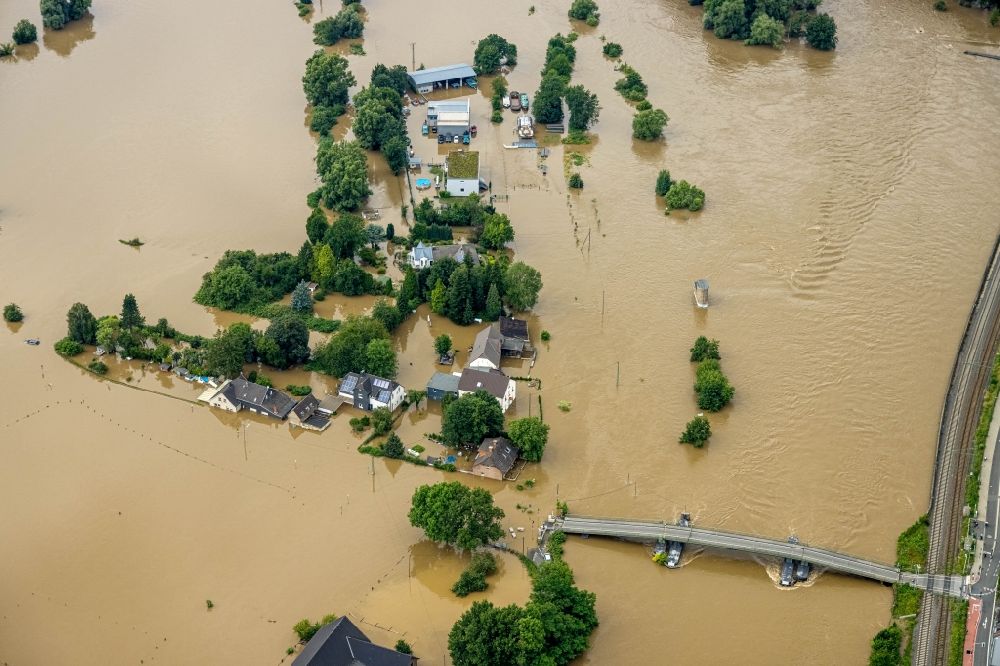 Bochum aus der Vogelperspektive: Hochwasserschäden der Flutkatastrophe entlang der Ruhr in Bochum im Bundesland Nordrhein-Westfalen, Deutschland