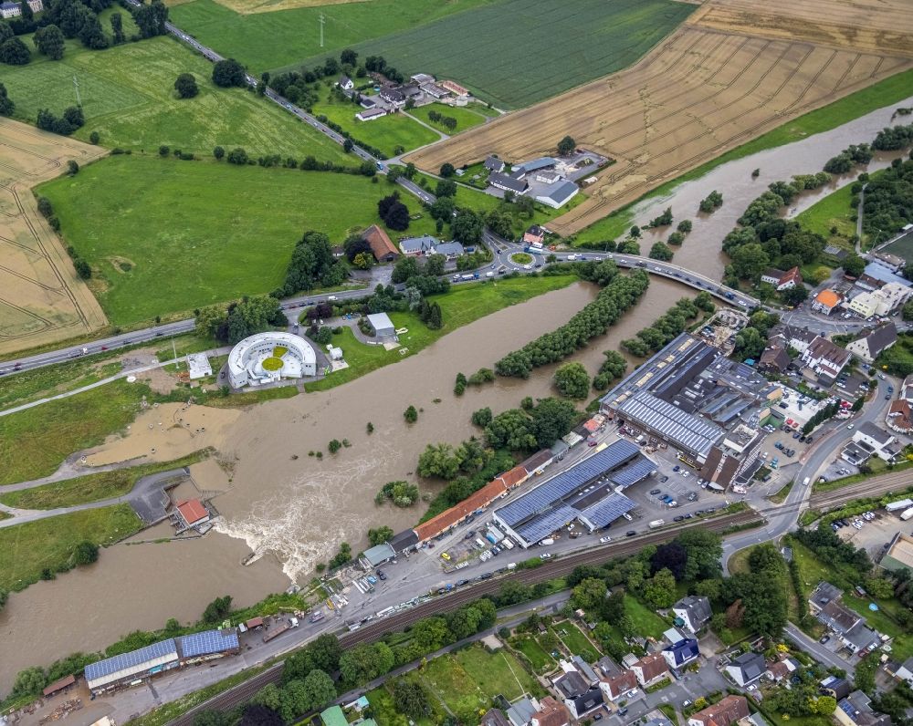 Langschede von oben - Hochwasserschäden der Flutkatastrophe entlang der Ruhr in Langschede im Bundesland Nordrhein-Westfalen, Deutschland