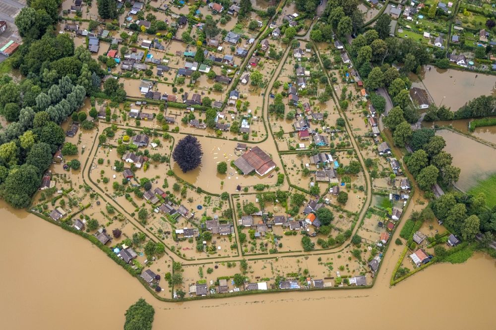Schwerte von oben - Hochwasserschäden der Flutkatastrophe entlang der Ruhr in Schwerte im Bundesland Nordrhein-Westfalen, Deutschland