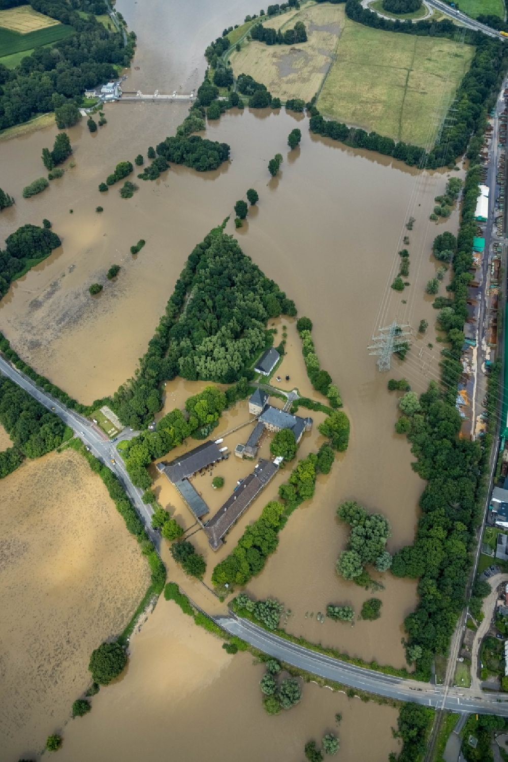 Luftbild Hattingen - Hochwasserschäden der Flutkatastrophe an der Festungsanlage der Burg Haus Kemnade An der Kemnade in Hattingen im Bundesland Nordrhein-Westfalen, Deutschland