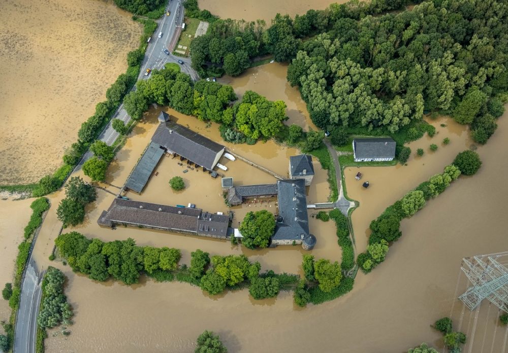 Luftaufnahme Hattingen - Hochwasserschäden der Flutkatastrophe an der Festungsanlage der Burg Haus Kemnade An der Kemnade in Hattingen im Bundesland Nordrhein-Westfalen, Deutschland