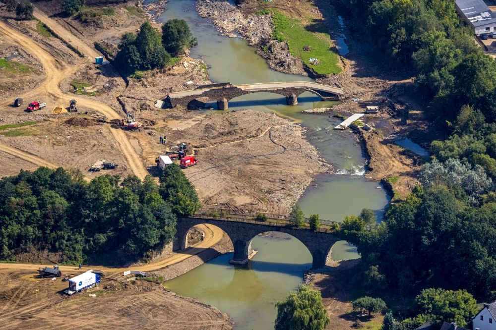 Luftaufnahme Dümpelfeld - Hochwasserschäden der Flutkatastrophe am Fluss Ahr mit zerstörter Brücke in Dümpelfeld im Bundesland Rheinland-Pfalz, Deutschland