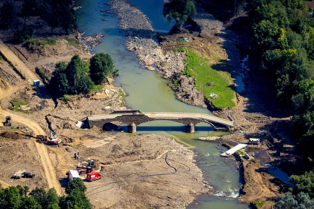Dümpelfeld von oben - Hochwasserschäden der Flutkatastrophe am Fluss Ahr mit zerstörter Brücke in Dümpelfeld im Bundesland Rheinland-Pfalz, Deutschland
