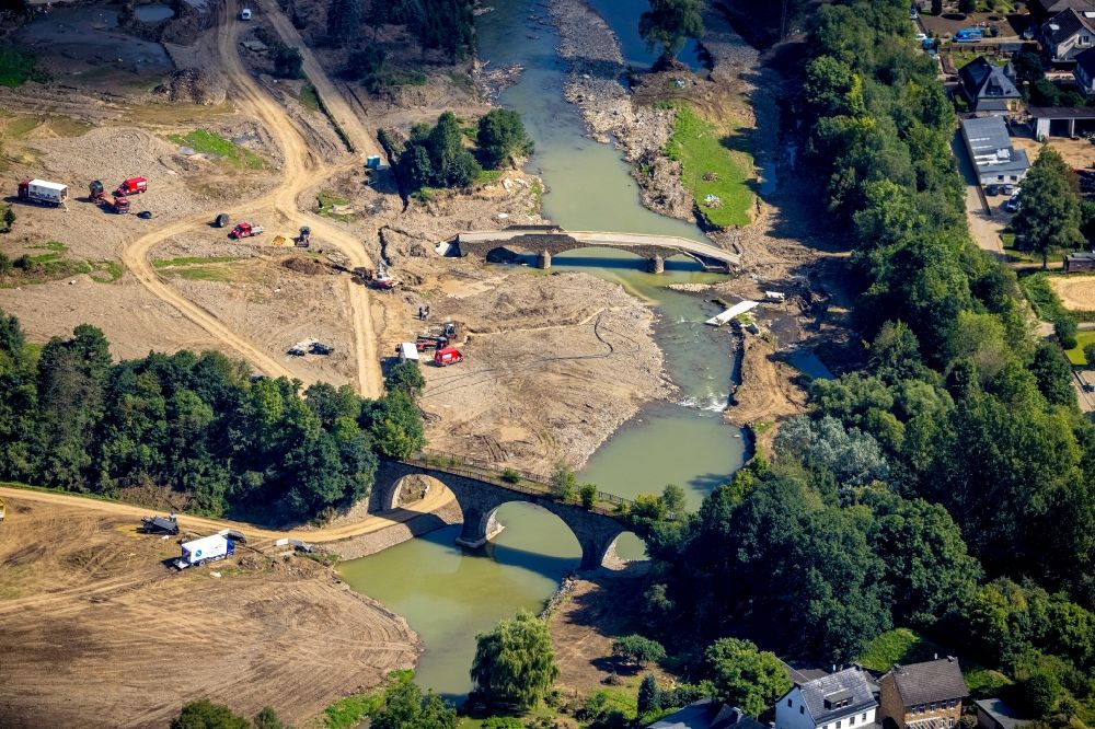 Dümpelfeld aus der Vogelperspektive: Hochwasserschäden der Flutkatastrophe am Fluss Ahr mit zerstörter Brücke in Dümpelfeld im Bundesland Rheinland-Pfalz, Deutschland