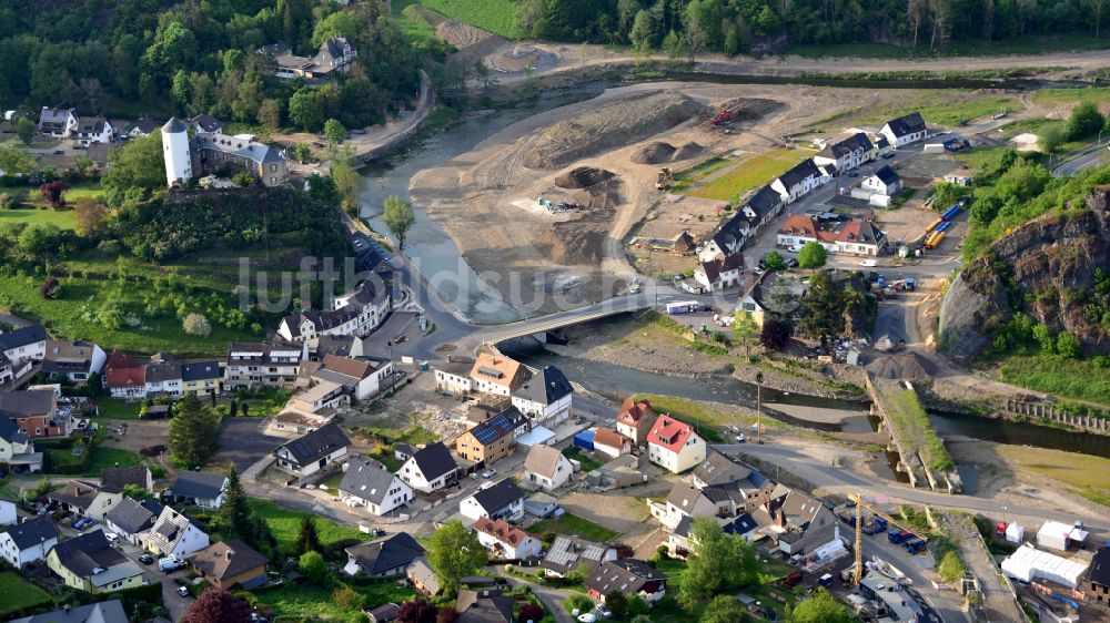 Luftaufnahme Altenahr - Hochwasserschäden der Flutkatastrophe am Flußverlauf der Ahr in Altenahr im Bundesland Rheinland-Pfalz, Deutschland