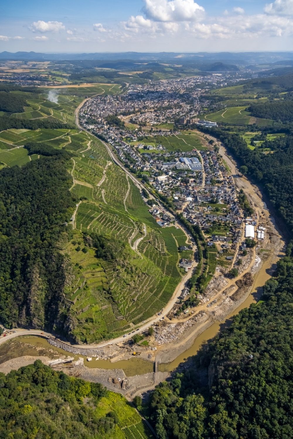 Luftbild Bad Neuenahr-Ahrweiler - Hochwasserschäden der Flutkatastrophe am Flußverlauf der Ahr in Bad Neuenahr-Ahrweiler im Bundesland Rheinland-Pfalz, Deutschland