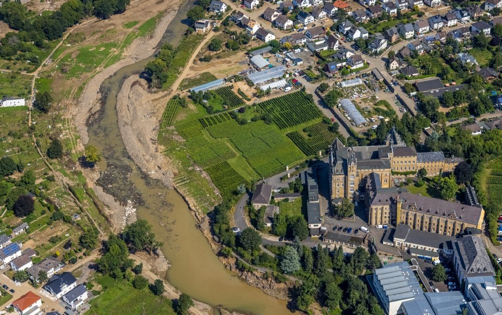 Bad Neuenahr-Ahrweiler aus der Vogelperspektive: Hochwasserschäden der Flutkatastrophe am Flußverlauf der Ahr in Bad Neuenahr-Ahrweiler im Bundesland Rheinland-Pfalz, Deutschland