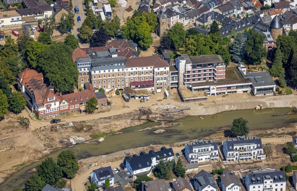 Luftaufnahme Bad Neuenahr-Ahrweiler - Hochwasserschäden der Flutkatastrophe am Flußverlauf der Ahr in Bad Neuenahr-Ahrweiler im Bundesland Rheinland-Pfalz, Deutschland