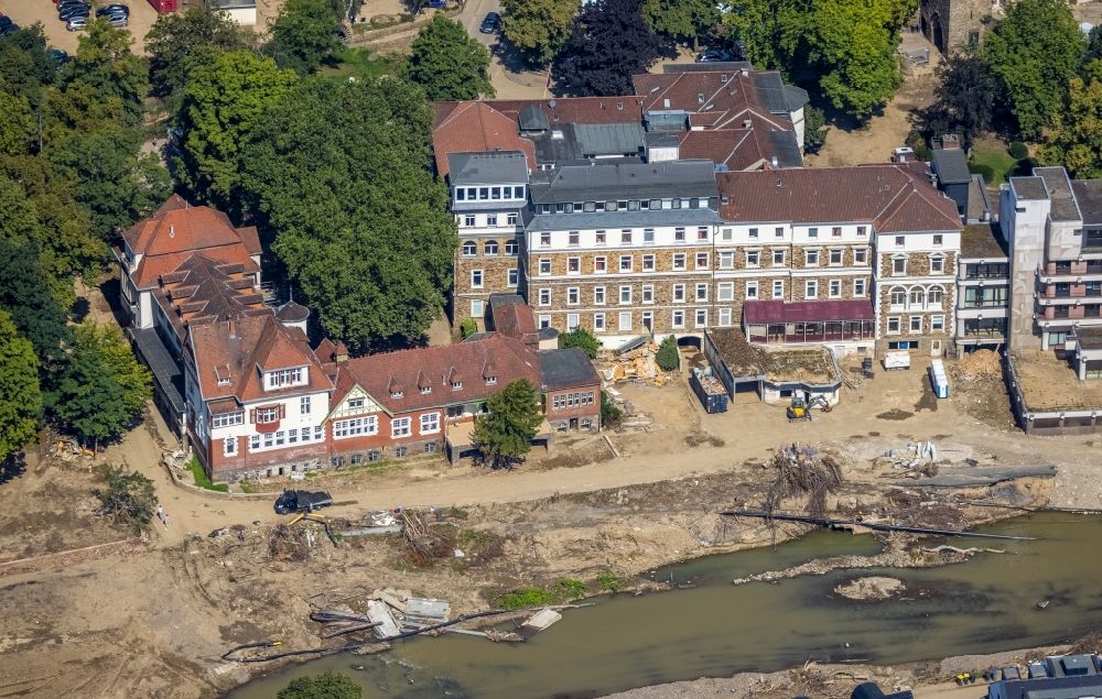 Bad Neuenahr-Ahrweiler von oben - Hochwasserschäden der Flutkatastrophe am Flußverlauf der Ahr in Bad Neuenahr-Ahrweiler im Bundesland Rheinland-Pfalz, Deutschland