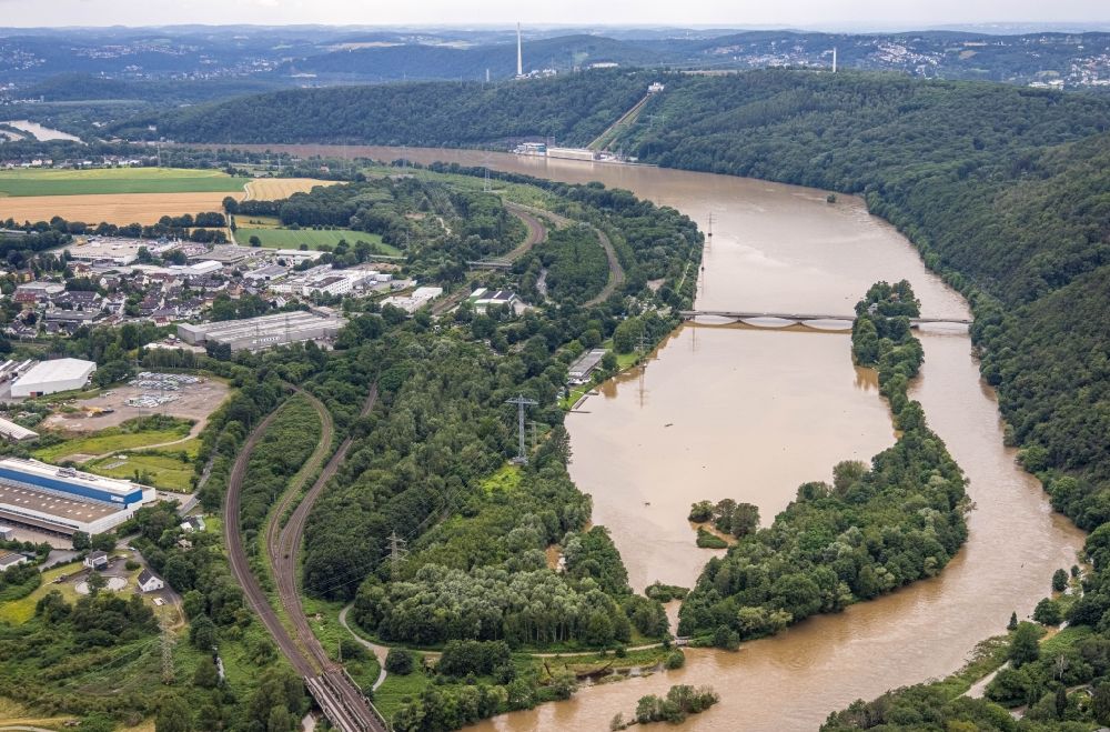 Hagen aus der Vogelperspektive: Hochwasserschäden der Flutkatastrophe am Flußverlauf der Lenne in Hagen im Bundesland Nordrhein-Westfalen, Deutschland