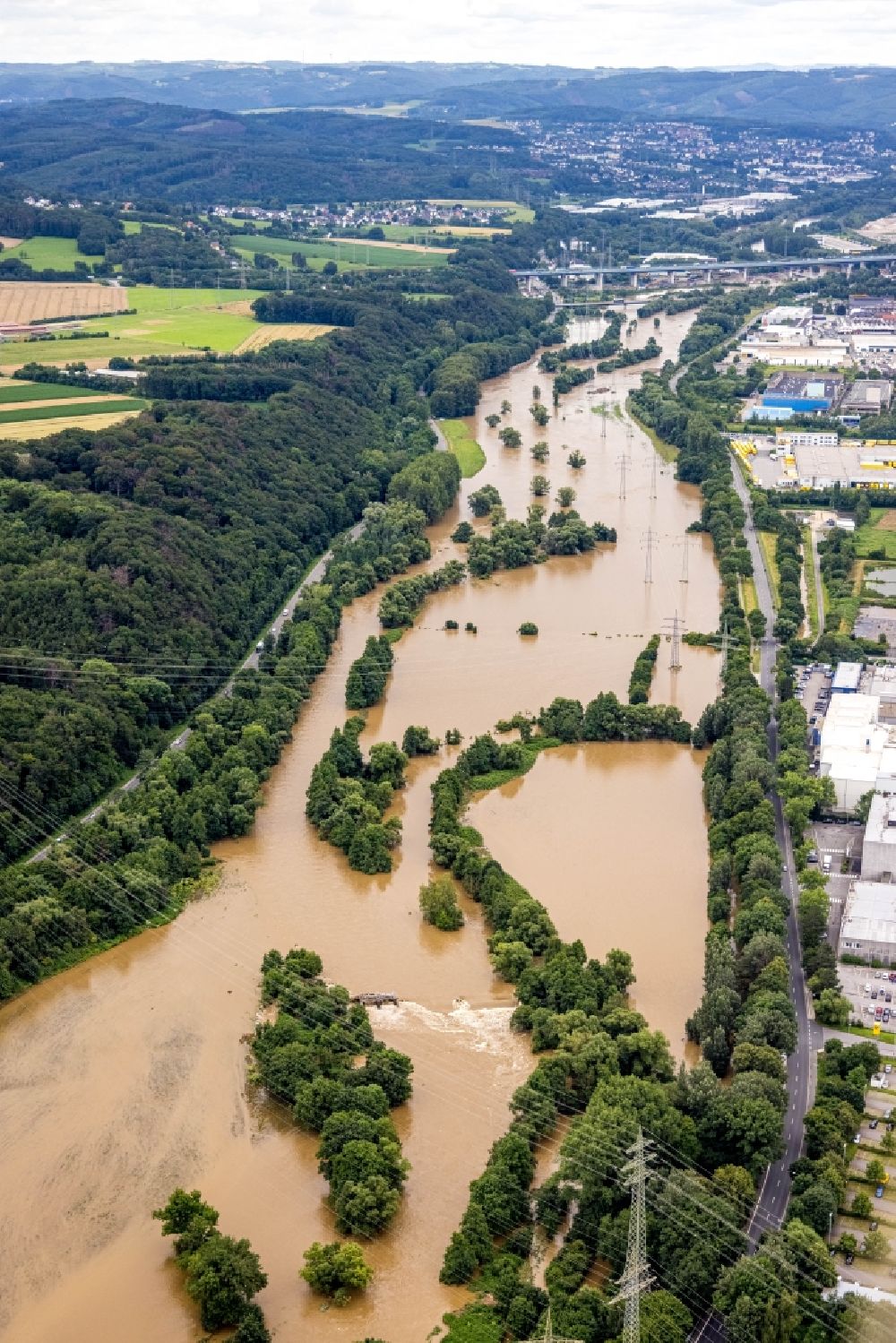 Hagen aus der Vogelperspektive: Hochwasserschäden der Flutkatastrophe am Flußverlauf der Lenne in Hagen im Bundesland Nordrhein-Westfalen, Deutschland