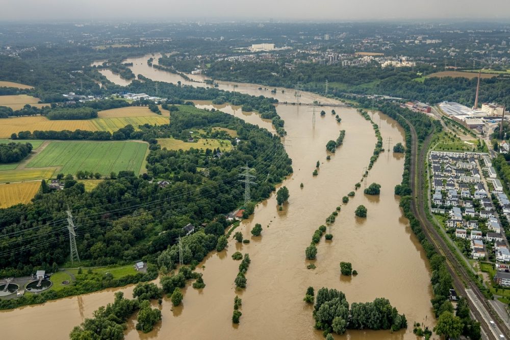 Luftaufnahme Bochum - Hochwasserschäden der Flutkatastrophe am Flußverlauf der Ruhr in Bochum im Bundesland Nordrhein-Westfalen, Deutschland