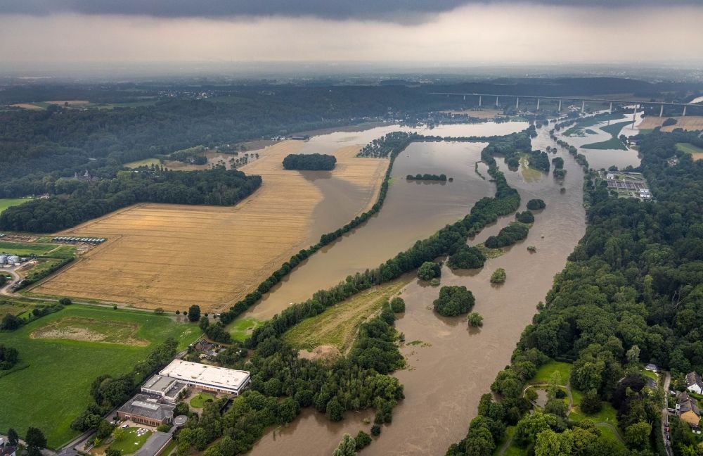 Essen von oben - Hochwasserschäden der Flutkatastrophe am Flußverlauf der Ruhr in Essen im Bundesland Nordrhein-Westfalen, Deutschland