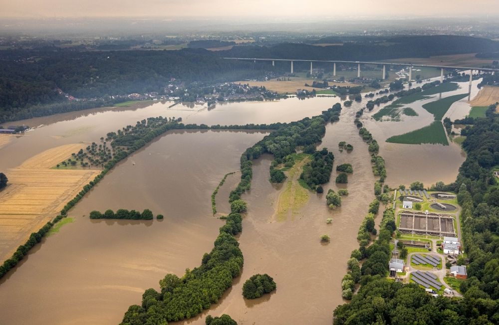 Luftbild Essen - Hochwasserschäden der Flutkatastrophe am Flußverlauf der Ruhr in Essen im Bundesland Nordrhein-Westfalen, Deutschland