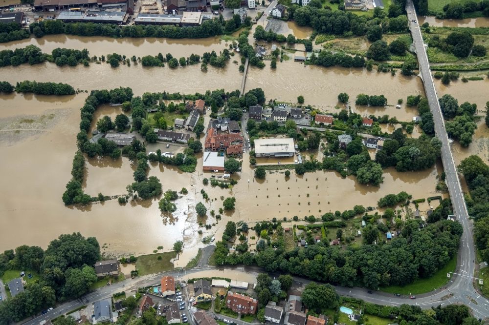 Witten aus der Vogelperspektive: Hochwasserschäden der Flutkatastrophe am Flussverlauf der Ruhr In der Lake in Witten im Bundesland Nordrhein-Westfalen, Deutschland