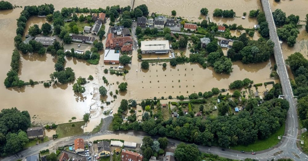 Luftbild Witten - Hochwasserschäden der Flutkatastrophe am Flussverlauf der Ruhr In der Lake in Witten im Bundesland Nordrhein-Westfalen, Deutschland