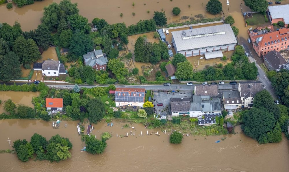 Witten von oben - Hochwasserschäden der Flutkatastrophe am Flussverlauf der Ruhr In der Lake in Witten im Bundesland Nordrhein-Westfalen, Deutschland