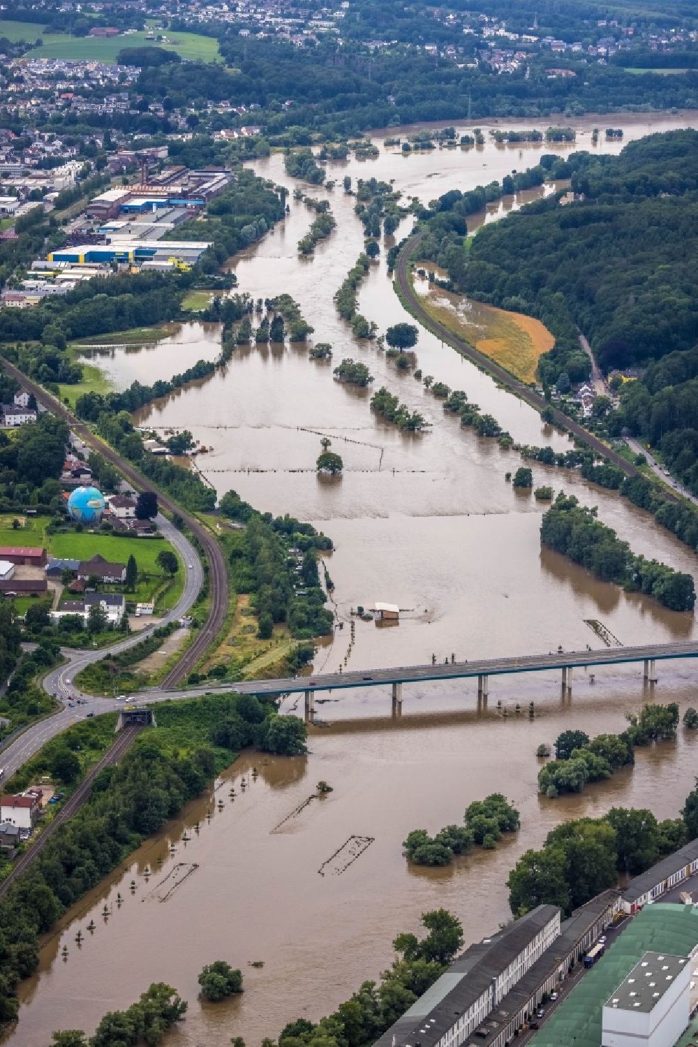 Luftbild Wetter (Ruhr) - Hochwasserschäden der Flutkatastrophe am Flußverlauf der Ruhr an der Neue Ruhrbrücke Wetter in Wetter (Ruhr) im Bundesland Nordrhein-Westfalen, Deutschland