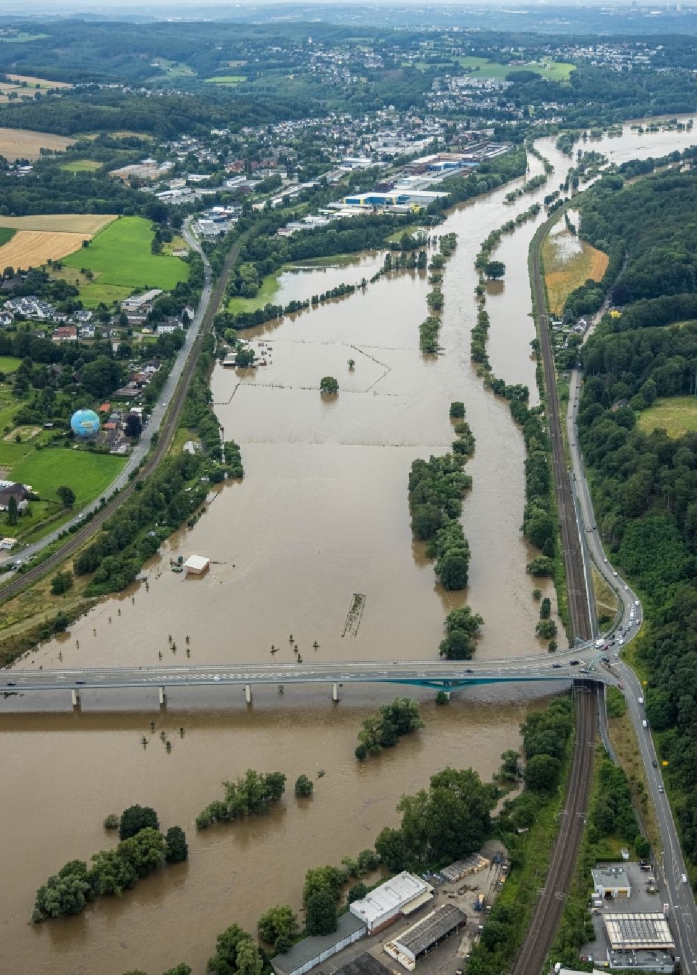 Luftbild Wetter (Ruhr) - Hochwasserschäden der Flutkatastrophe am Flußverlauf der Ruhr an der Neue Ruhrbrücke Wetter in Wetter (Ruhr) im Bundesland Nordrhein-Westfalen, Deutschland