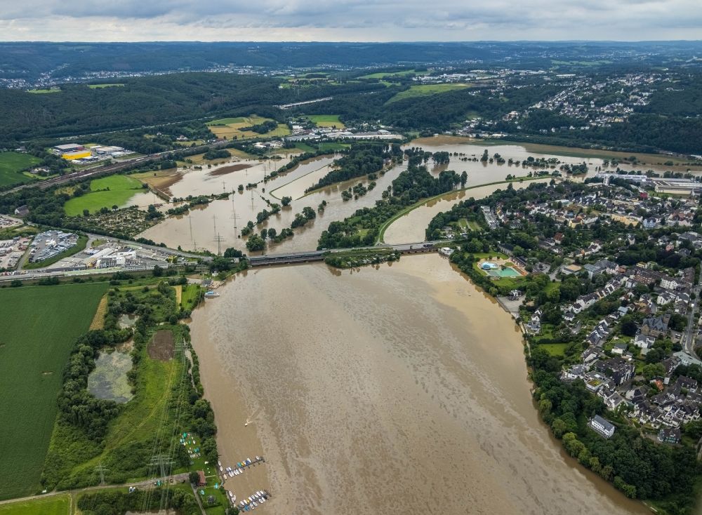 Wetter (Ruhr) aus der Vogelperspektive: Hochwasserschäden der Flutkatastrophe am Flussverlauf der Ruhr an der Obergrabenbrücke in Wetter (Ruhr) im Bundesland Nordrhein-Westfalen, Deutschland