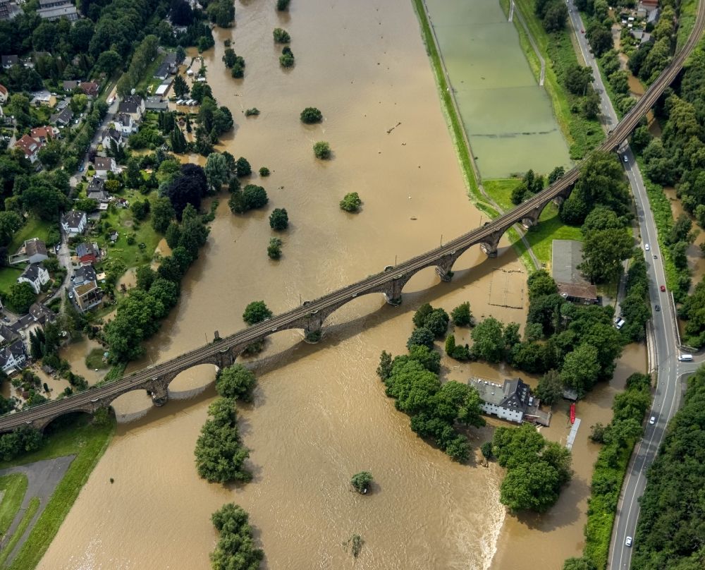 Witten aus der Vogelperspektive: Hochwasserschäden der Flutkatastrophe am Flußverlauf der Ruhr in Witten im Bundesland Nordrhein-Westfalen, Deutschland