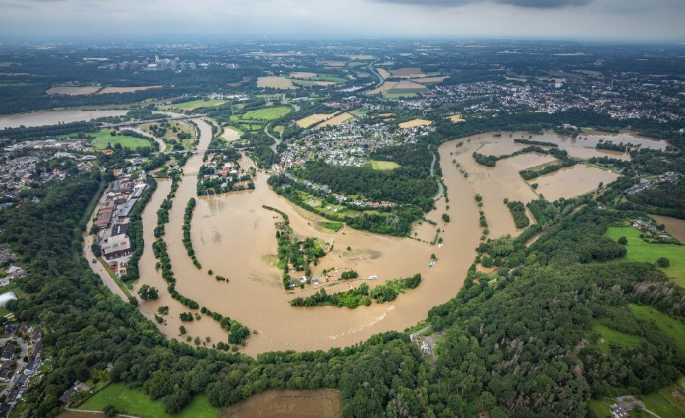 Witten aus der Vogelperspektive: Hochwasserschäden der Flutkatastrophe am Flussverlauf der Ruhr in Witten im Bundesland Nordrhein-Westfalen, Deutschland