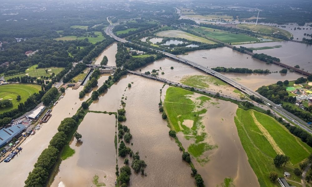 Luftaufnahme Oberhausen - Hochwasserschäden der Flutkatastrophe am Kurvenverlauf der Ruhr- Schleife in Oberhausen im Bundesland Nordrhein-Westfalen, Deutschland