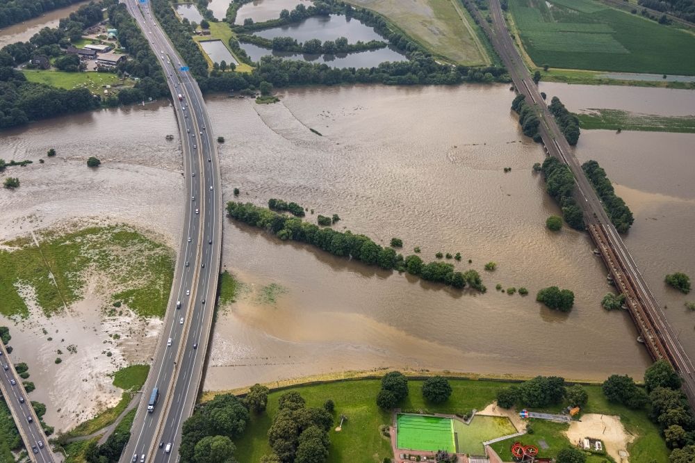 Luftbild Oberhausen - Hochwasserschäden der Flutkatastrophe am Kurvenverlauf der Ruhr- Schleife in Oberhausen im Bundesland Nordrhein-Westfalen, Deutschland