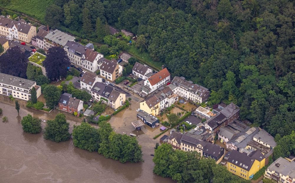 Essen aus der Vogelperspektive: Hochwasserschäden der Flutkatastrophe an der Laupendahler Landstraße in Essen im Bundesland Nordrhein-Westfalen, Deutschland