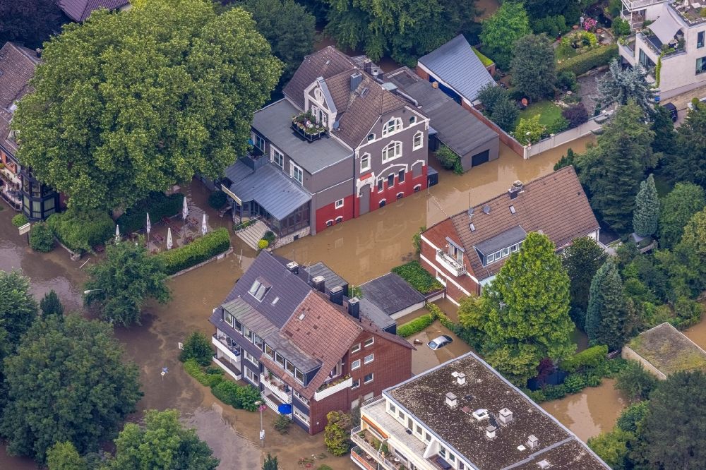 Luftbild Essen - Hochwasserschäden der Flutkatastrophe an der Laupendahler Landstraße in Essen im Bundesland Nordrhein-Westfalen, Deutschland