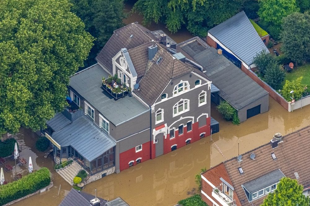 Luftaufnahme Essen - Hochwasserschäden der Flutkatastrophe an der Laupendahler Landstraße in Essen im Bundesland Nordrhein-Westfalen, Deutschland