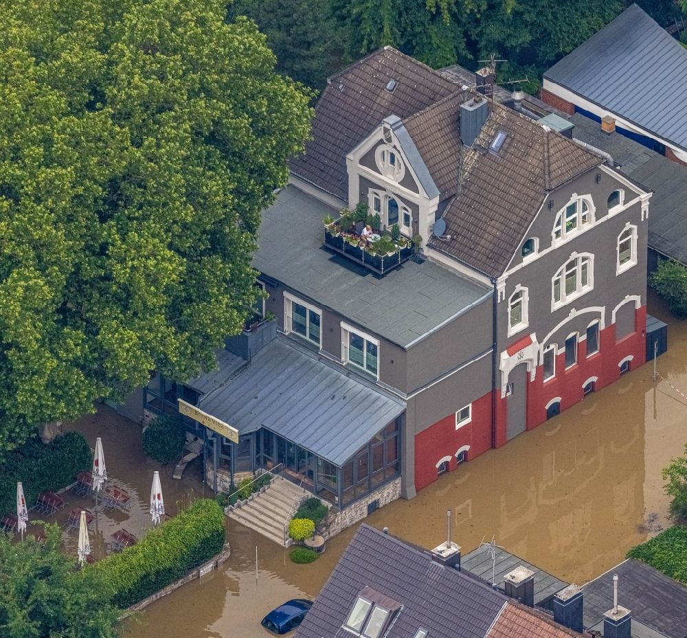 Essen von oben - Hochwasserschäden der Flutkatastrophe an der Laupendahler Landstraße in Essen im Bundesland Nordrhein-Westfalen, Deutschland