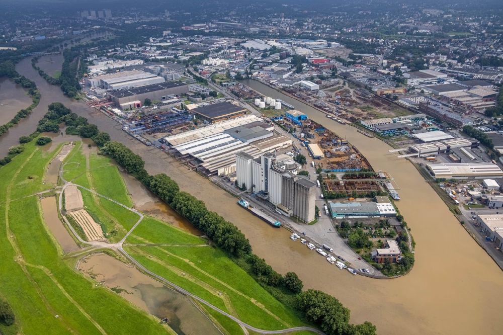 Luftaufnahme Mülheim an der Ruhr - Hochwasserschäden der Flutkatastrophe am Nordhafen am Ufer der Ruhr - Schiffahrtskanal in Mülheim an der Ruhr im Bundesland Nordrhein-Westfalen, Deutschland