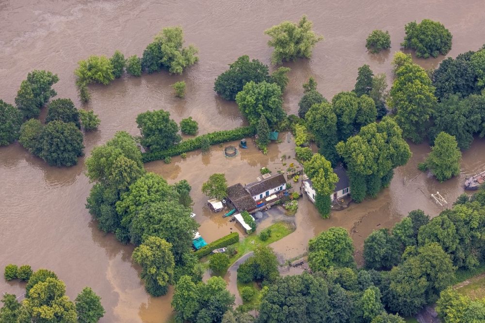 Essen von oben - Hochwasserschäden der Flutkatastrophe an der Papiermühlenschleuse in Essen im Bundesland Nordrhein-Westfalen, Deutschland