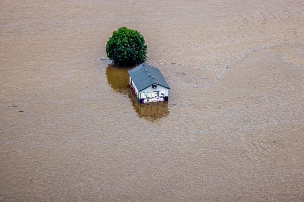 Wetter (Ruhr) von oben - Hochwasserschäden der Flutkatastrophe Ruhrhochwassser mit einem Haus inmitten eines Feldes in Wetter (Ruhr) im Bundesland Nordrhein-Westfalen, Deutschland