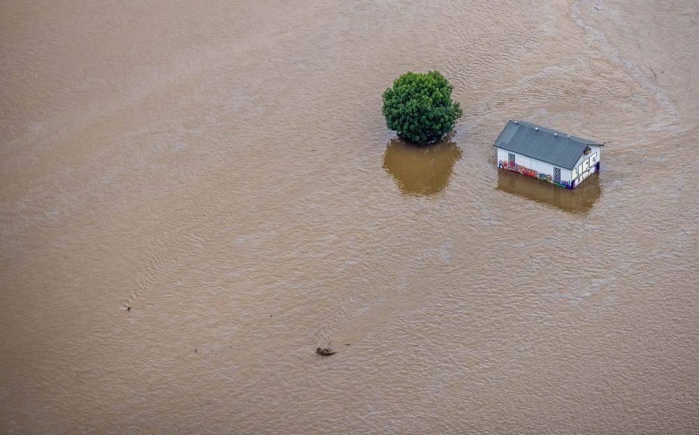 Luftbild Wetter (Ruhr) - Hochwasserschäden der Flutkatastrophe Ruhrhochwassser mit einem Haus inmitten eines Feldes in Wetter (Ruhr) im Bundesland Nordrhein-Westfalen, Deutschland