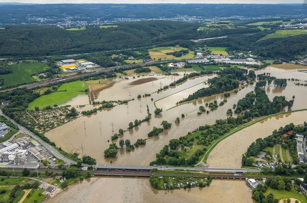 Luftaufnahme Wetter (Ruhr) - Hochwasserschäden der Flutkatastrophe Ruhrhochwassser an der Obergrabenbrücke in Wetter (Ruhr) im Bundesland Nordrhein-Westfalen, Deutschland