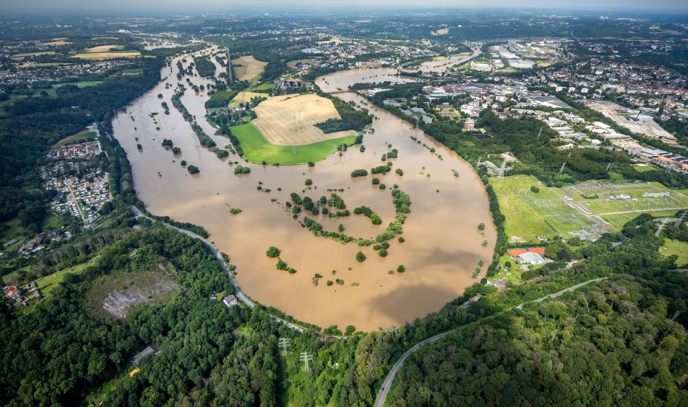 Hattingen von oben - Hochwasserschäden der Flutkatastrophe an der Schleife des Flußverlaufes der Ruhr in Hattingen im Bundesland Nordrhein-Westfalen, Deutschland