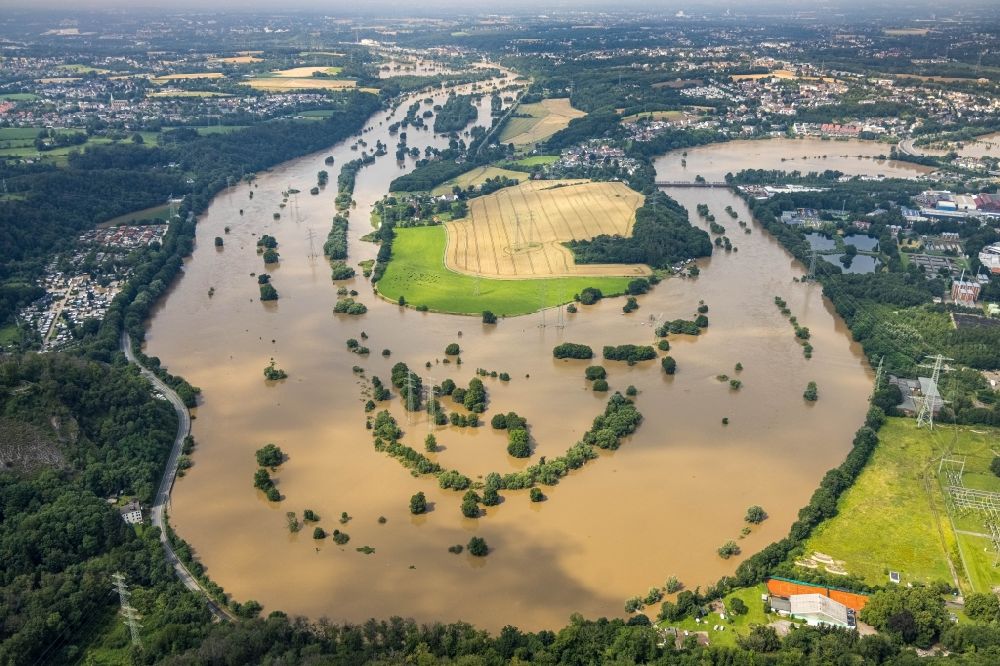 Hattingen aus der Vogelperspektive: Hochwasserschäden der Flutkatastrophe an der Schleife des Flußverlaufes der Ruhr in Hattingen im Bundesland Nordrhein-Westfalen, Deutschland
