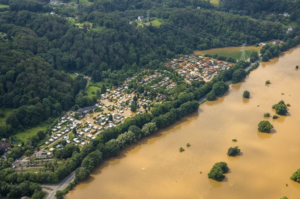 Luftbild Hattingen - Hochwasserschäden der Flutkatastrophe an der Schleife des Flußverlaufes der Ruhr in Hattingen im Bundesland Nordrhein-Westfalen, Deutschland