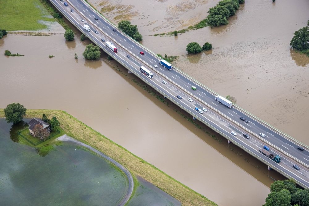 Schwerte aus der Vogelperspektive: Hochwasserschäden der Flutkatastrophe Schwerte Ergste Autobahnbrücke E41 in Schwerte im Bundesland Nordrhein-Westfalen, Deutschland