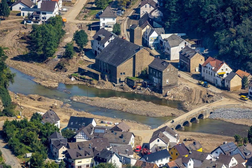 Luftbild Ahrbrück - Hochwasserschäden der Flutkatastrophe am Ufer der Ahr in Ahrbrück im Bundesland Rheinland-Pfalz, Deutschland