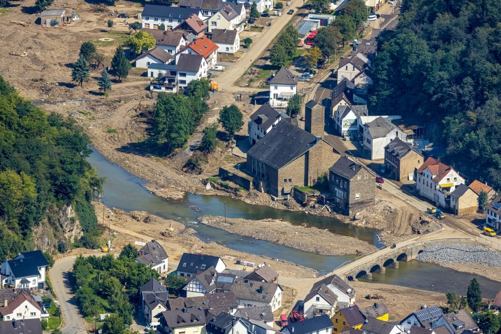 Luftaufnahme Ahrbrück - Hochwasserschäden der Flutkatastrophe am Ufer der Ahr in Ahrbrück im Bundesland Rheinland-Pfalz, Deutschland