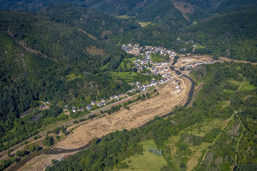 Luftaufnahme Altenahr - Hochwasserschäden der Flutkatastrophe am Ufer der Ahr in Altenahr im Bundesland Rheinland-Pfalz, Deutschland