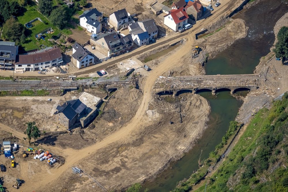 Luftbild Altenahr - Hochwasserschäden der Flutkatastrophe am Ufer der Ahr in Altenahr im Bundesland Rheinland-Pfalz, Deutschland