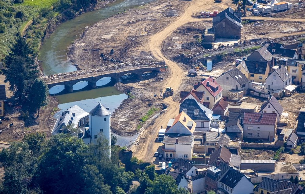 Luftaufnahme Altenahr - Hochwasserschäden der Flutkatastrophe am Ufer der Ahr in Altenahr im Bundesland Rheinland-Pfalz, Deutschland
