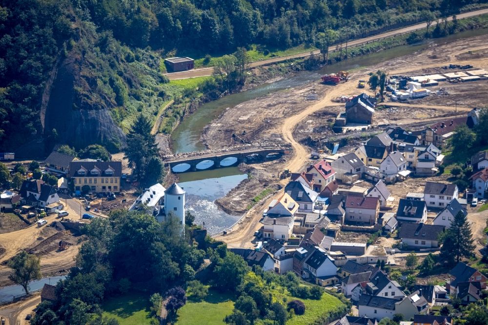 Altenahr aus der Vogelperspektive: Hochwasserschäden der Flutkatastrophe am Ufer der Ahr in Altenahr im Bundesland Rheinland-Pfalz, Deutschland