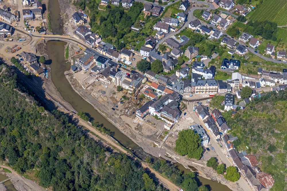 Altenahr von oben - Hochwasserschäden der Flutkatastrophe am Ufer der Ahr in Altenahr im Bundesland Rheinland-Pfalz, Deutschland